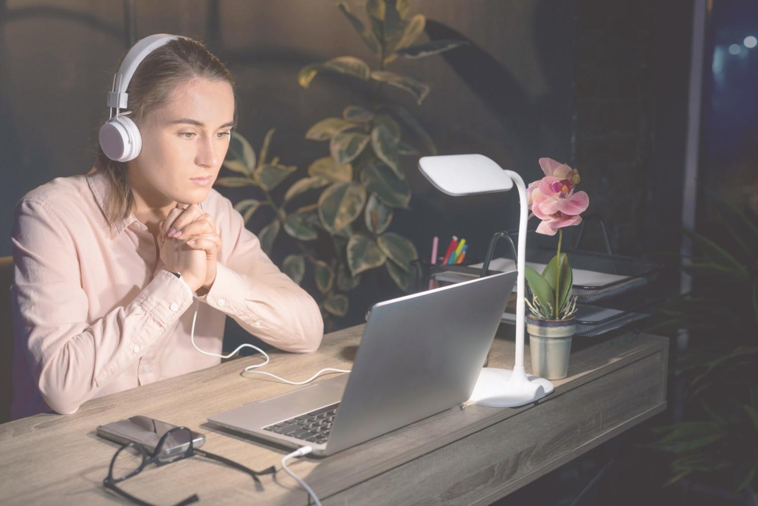 Bureau de calypharova à Lyon avec équipe travaillant sur analyses budgétaires